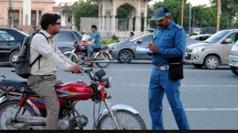 پٹرول کی بڑھتی قیمتوں کے پیشِ نظر ٹریفک پولیس کی پابندیوں میں نرمی، سرکاری گاڑیاں دوبارہ فراہم