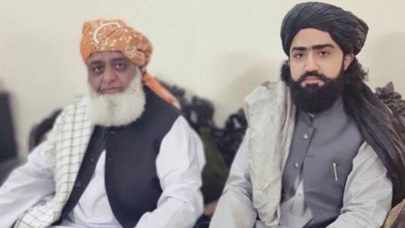 ڈیرہ اسماعیل خان میں مولانا اسجد محمود کے سکواڈ کی گاڑی حادثے کا شکار، 2 رضاکار شہید