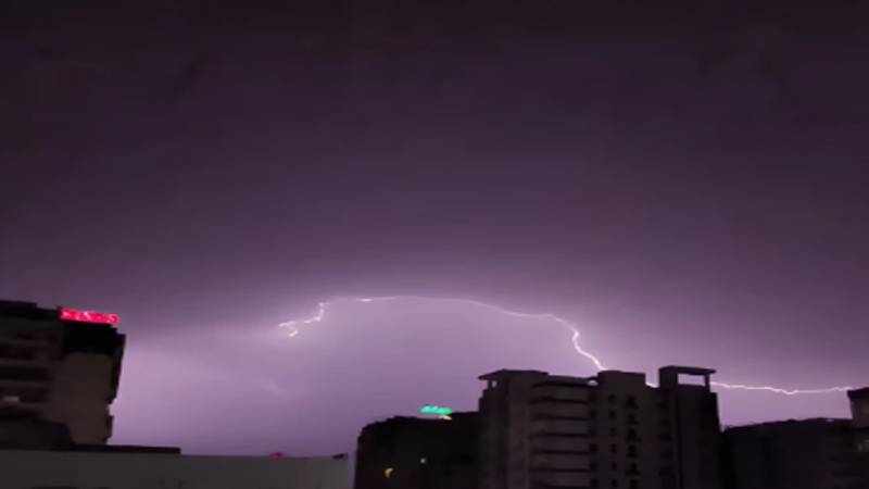 کراچی میں آج گرج چمک کے ساتھ بارش کا امکان، درجہ حرارت میں کمی متوقع