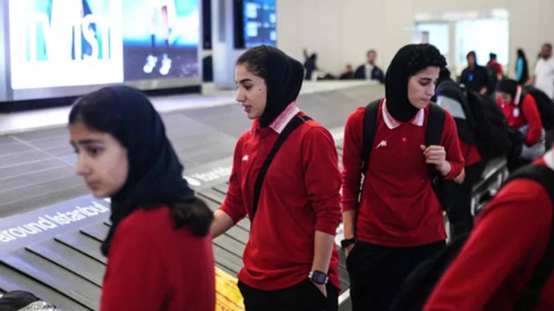 ایران کی خواتین فٹبال ٹیم کی 5 کھلاڑیوں نے سیاسی پناہ کی درخواستیں واپس لینے کے بعد وطن واپسی کر لی
