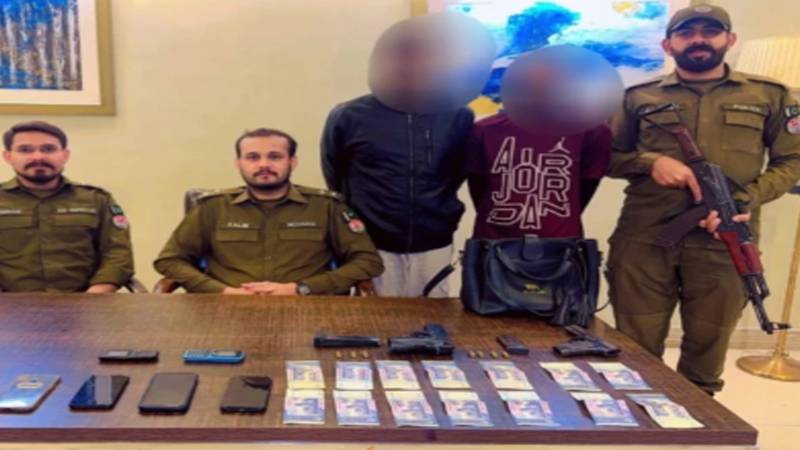 لاہور: موٹرسائیکل سواروں کی واردات، خاتون سے پرس چھینتے ہوئے ویڈیو وائرل