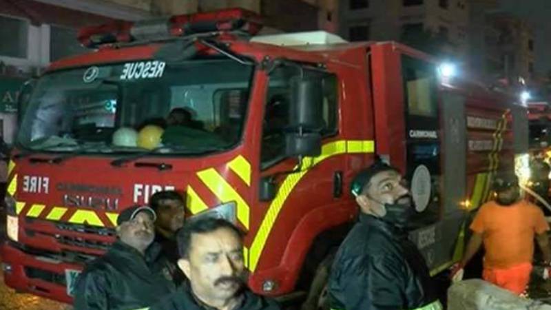 کراچی: گل پلازا میں بیسمنٹ میں دوبارہ آگ، نشے کے عادی شخص کو حراست میں لیا گیا