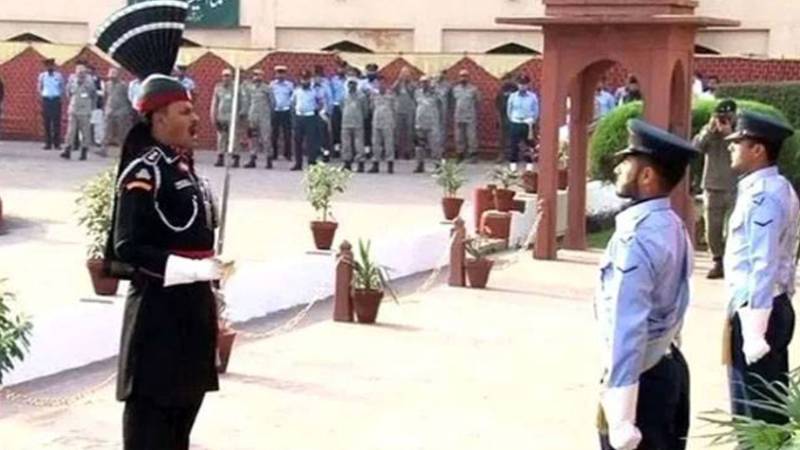 یومِ پاکستان: لاہور میں مزارِ اقبال پر گارڈز کی تبدیلی کی پروقار تقریب