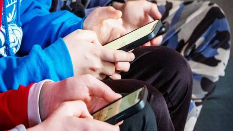 برطانیہ میں ایپل کی صارفین کے لیے عمر کی تصدیق لازمی قرار