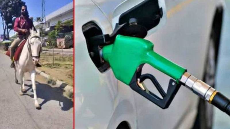 بھارت: پٹرول کی کمی کے دوران بینک ملازم گھوڑے پر دفتر پہنچا