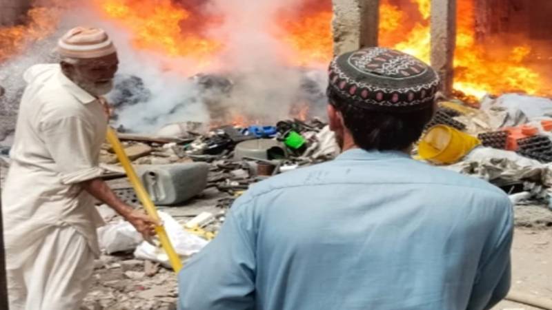 کراچی: رشید آباد میں کباڑ کے گودام میں آگ، کوئی جانی نقصان نہیں