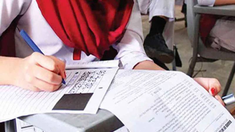 سکھر: میٹرک امتحان میں امیدوار کی جگہ دوست پرچہ دینے پر پکڑی گئی