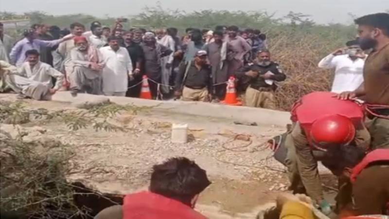 گھگھر پھاٹک: پانی کی سپلائی لائن میں گرنے والے باپ اور کمسن بیٹے کو بحفاظت ریسکیو کر لیا گیا