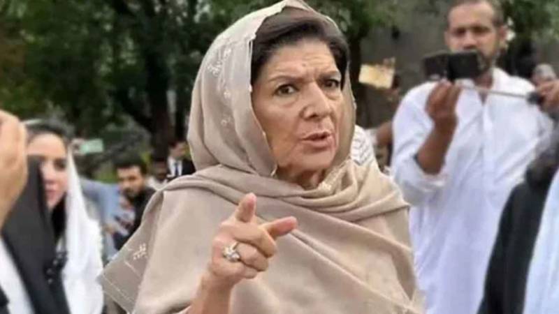 بانیٔ پی ٹی آئی کی آنکھ میں مسئلہ ہے، علاج ذاتی ڈاکٹرز سے کرایا جائے: علیمہ خان