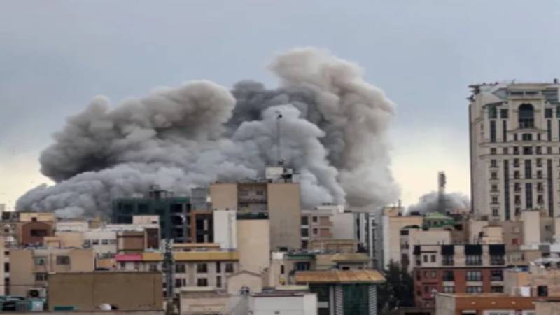 ایران پر امریکی و اسرائیلی حملوں کے 33 دن، خطے میں جنگ، سفارتی کشیدگی اور انسانی بحران شدت اختیار کر گیا