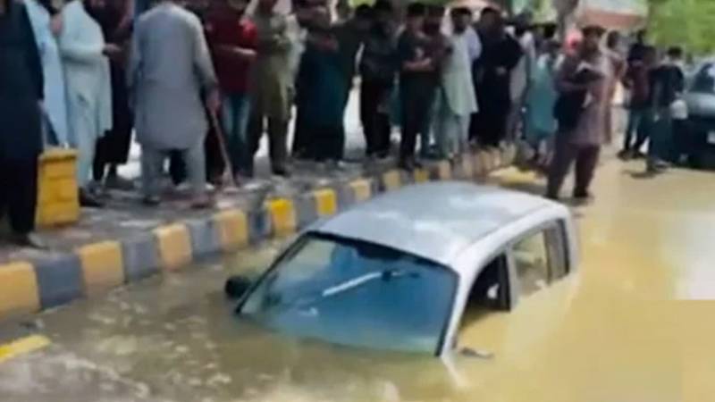 کراچی: طارق روڈ پر کار زمین میں دھنس گئی، خاتون محفوظ طور پر نکال لی گئی