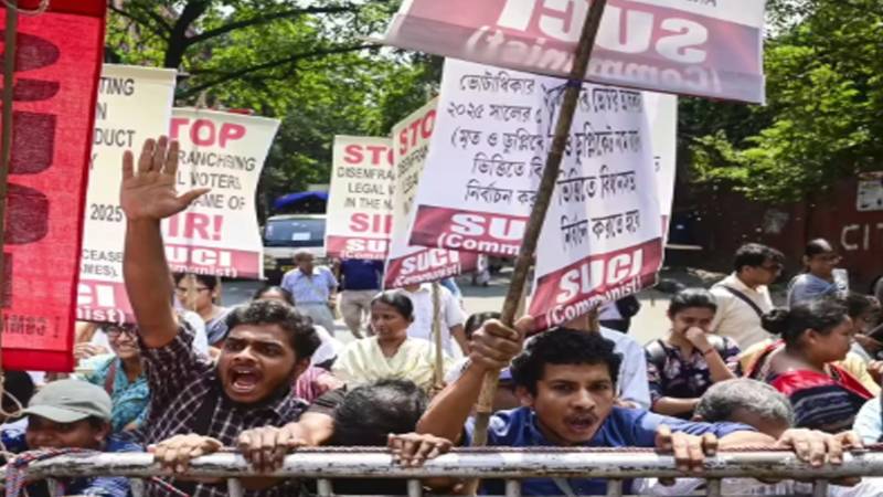 بھارت میں ووٹر لسٹ میں دھاندلی کے خلاف شدید احتجاج، 7 عدالتی افسران یرغمال