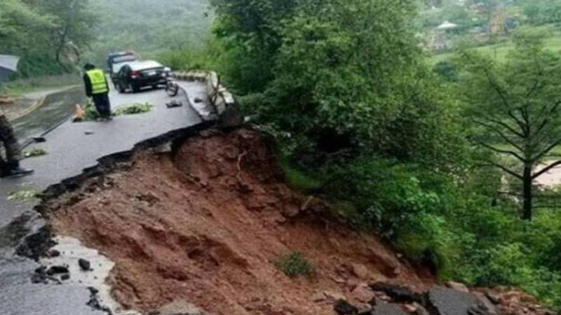 مری میں لینڈ سلائیڈنگ سے صورتحال سنگین، گھروں میں دراڑیں، رہائشیوں کی نقل مکانی شروع
