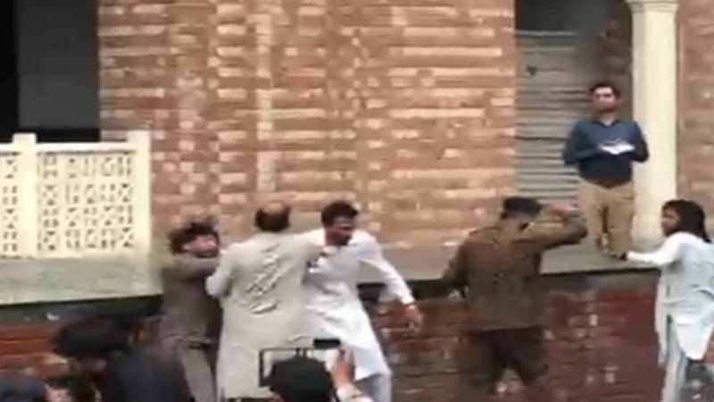 لاہور ہائی کورٹ کے باہر فریقین میں تصادم