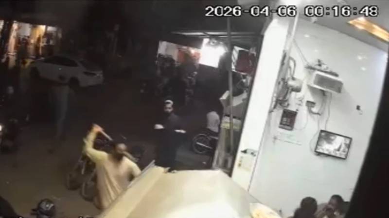 لاہور: فاسٹ فوڈ ریسٹورنٹ پر کھانے کے پیسے کے تنازعے پر حملہ، سی سی ٹی وی ویڈیو وائرل