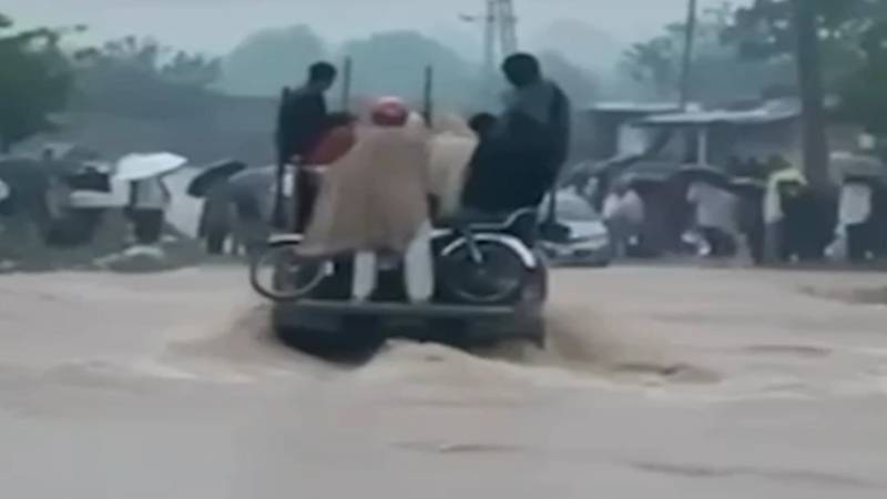 خیبر پختونخوا میں شدید بارش؛ ایف سی جوانوں نے متاثرہ عوام کی فوری مدد کر دی