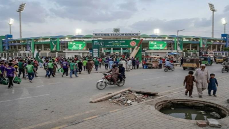 پی ایس ایل: کراچی میں پہلا میچ آج ہوگا، اسٹیڈیم کے اطراف کھلے مین ہولز انتظامیہ کا منہ چڑانے لگے