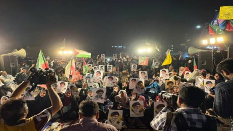 کراچی: جنگ بندی کے باوجود لبنان پر اسرائیلی حملوں کے خلاف نمائش چورنگی پر احتجاج