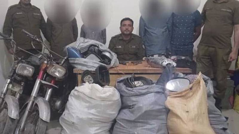 لاہور میں گاڑیوں کے سائیڈ شیشے چوری کرنے والے منظم گروہ کی گرفتاری 
