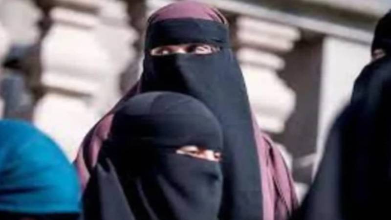 امتحانی مراکز میں طالبات کے برقع اتروانے کا معاملہ، چیئرمین میٹرک بورڈ نے نوٹس لے لیا
