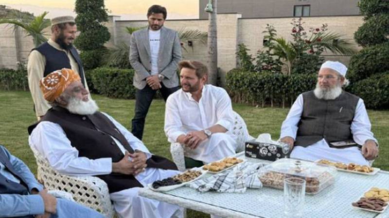 مولانا فضل الرحمان کی شاہد آفریدی سے ملاقات، ملک کی سیاسی اور سماجی صورتحال پر بات چیت 