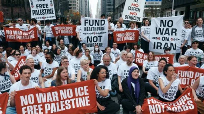 نیویارک میں اسرائیل کو ہتھیاروں کی فراہمی کے خلاف احتجاج، 100 افراد کی گرفتاری 