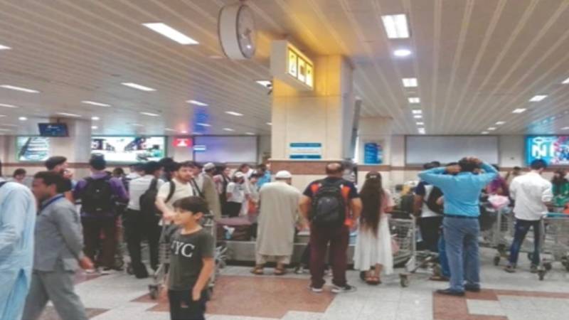 علامہ اقبال انٹرنیشنل ائیرپورٹ پر مسافروں کی مشکلات، سامان کی عدم دستیابی پر احتجاج 