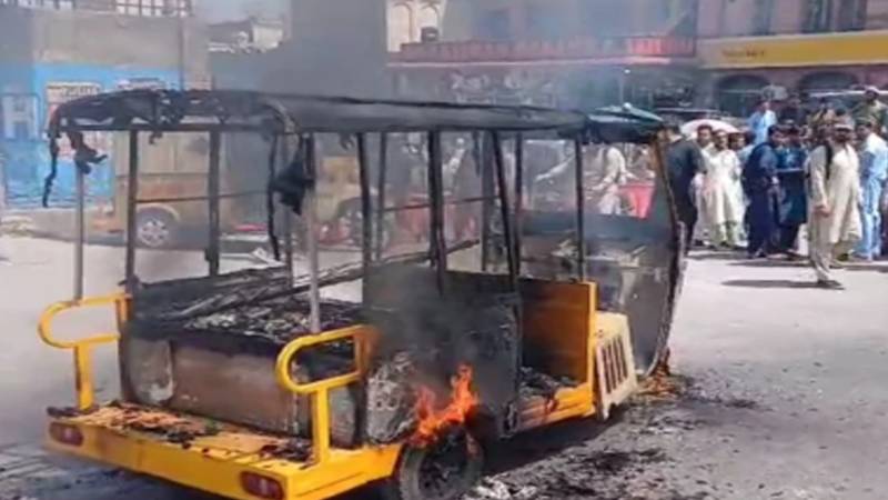 سی این جی بندش: خیبر پختونخوا حکومت کے خلاف احتجاج کے دوران رکشہ ڈرائیور نے اپنے رکشے کو آگ لگا دی