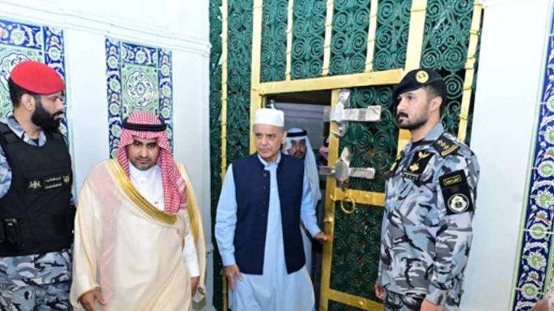 وزیرِ اعظم شہباز شریف اور وفد کے لیے روضۂ رسول ﷺ کے دروازے کھول دیے گئے 