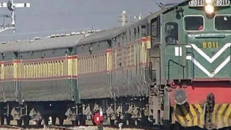 کراچی سے پشاور جانے والی رحمٰن بابا ایکسپریس میں آگ، پولیس انسپیکٹر جاں بحق 