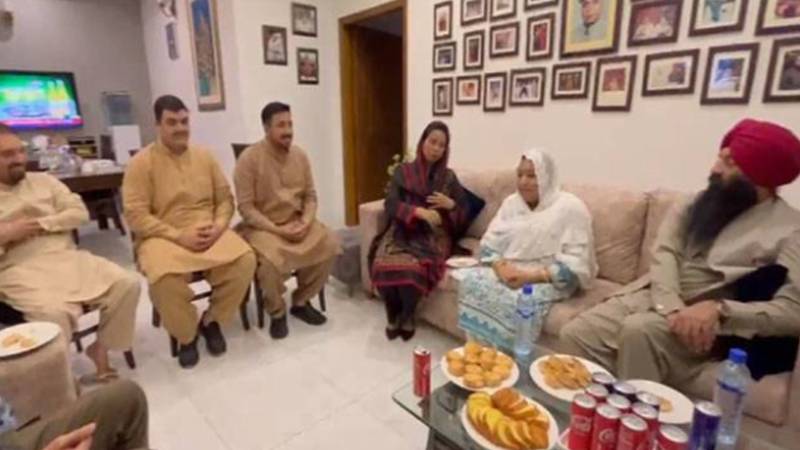 صوبائی وزیر اقلیتی امور سردار رمیش سنگھ اروڑہ کی تاج ہاوس آمد، کبیر تاج کی والدہ کی صحتیابی کے لیے دعا کا اظہار 