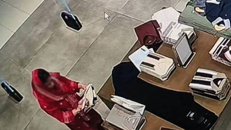 ڈولمن شاپنگ مال میں انوکھی چوری، خاتون چور مہنگا پرفیوم لے اُڑی