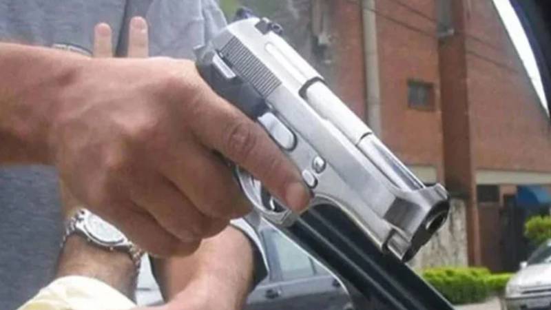 کراچی: نیو سبزی منڈی کے قریب ڈکیتی، پیٹرول پمپ مالک زخمی، 75 لاکھ لوٹ لیے گئے