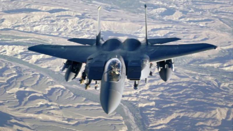 فوجی پائلٹس کی سیلفی کا شوق مہنگا ثابت ہوا، دو F-15 لڑاکا طیارے فضا میں ٹکرا گئے 