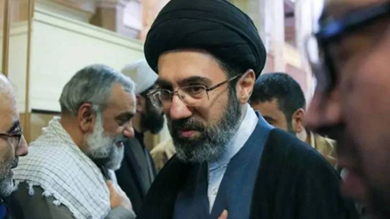 مجتبیٰ خامنہ ای کی نئی تصاویر ’جادو ٹونے‘ کے خطرات کے سبب جاری نہیں کی گئی: ایرانی قانون ساز کا دعویٰ