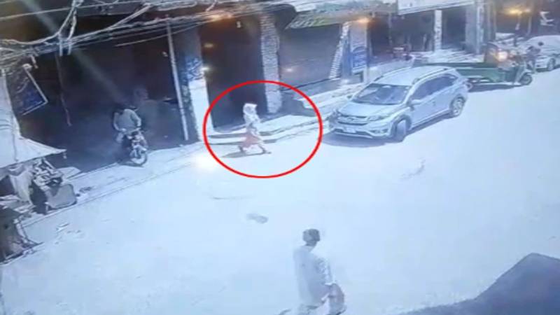 لاہور: بچوں کے قتل کے بعد ماں کی گھر سے باہر نکلنے کی سی سی ٹی وی فوٹیج منظر عام پر
