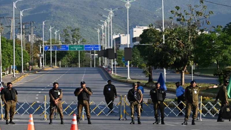 نائب وزیر اعظم اسحاق ڈار کے باضابطہ اعلان کے باوجود اولڈ ایئرپورٹ روڈ کی گلیاں بدستور بند ہیں 