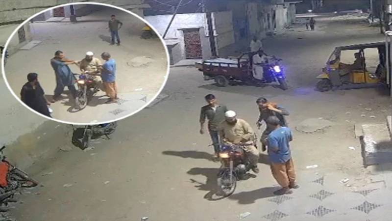 کراچی میں مسلح ڈاکوؤں کی شہری سے لوٹ مار، سی سی ٹی وی فوٹیج منظر عام پر 