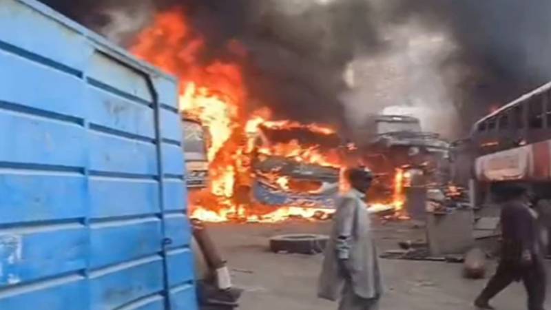 لاہور میں ورکشاپ میں آگ لگنے سے بسیں بھی متاثر، امدادی کارروائیاں جاری 