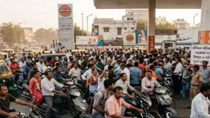 بھارت میں پٹرول کی کمی کے سبب متعدد پمپس بند، عوام کو مشکلات کا سامنا 