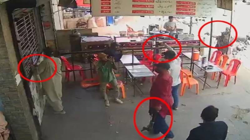 کراچی، کورنگی میں ڈھاٹا باندھ کر ڈکیتی کا نیا سلسلہ، دن دہاڑے ریسٹورنٹ پر حملہ 