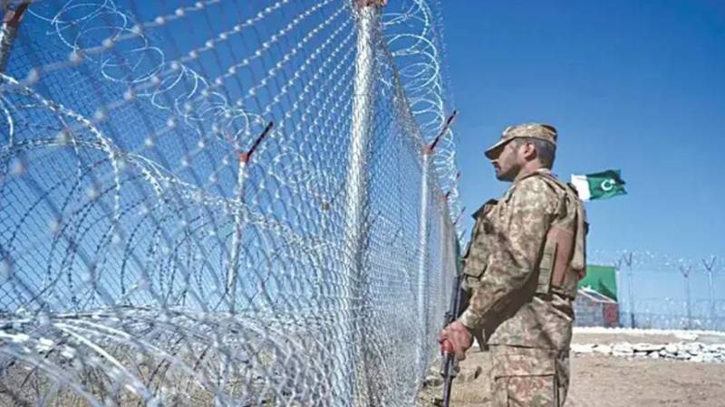 پاک فوج کا افغان طالبان کی جارحیت کے خلاف سخت ردعمل، متعدد چوکیاں اور گاڑیاں تباہ 