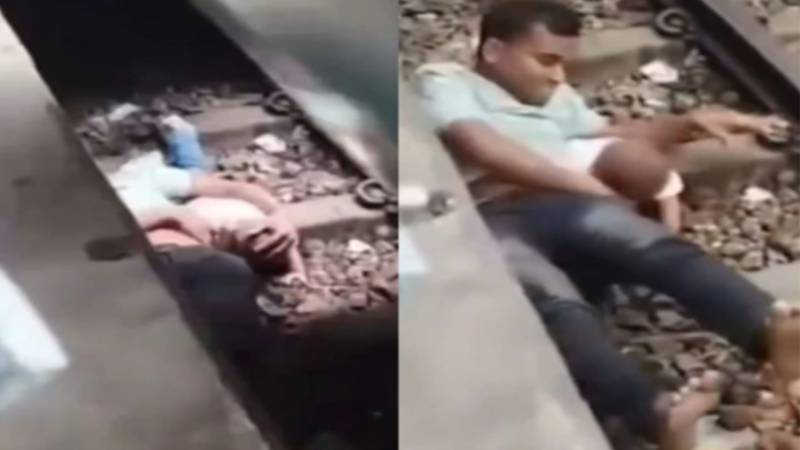 نومولود بچہ ریل کی پٹری پر گر گیا، باپ نے چلتی ٹرین کے نیچے جا کر بچے کو بچالیا، ویڈیو وائرل 