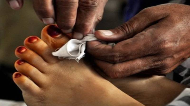 کراچی میں 25 سالہ خاتون کی گلے میں پھندا لگا لاش برآمد، پولیس تحقیقات کا آغاز 