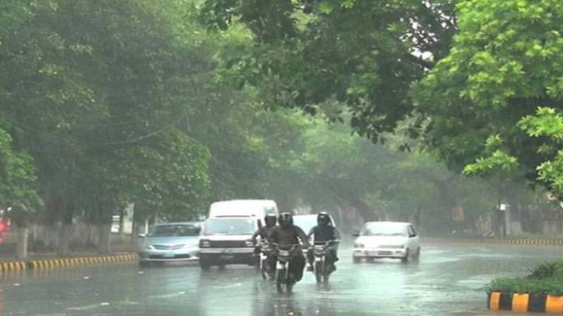 رات کی بارش اور ٹھنڈی ہواؤں کے بعد موسم خوشگوار ہو گیا 