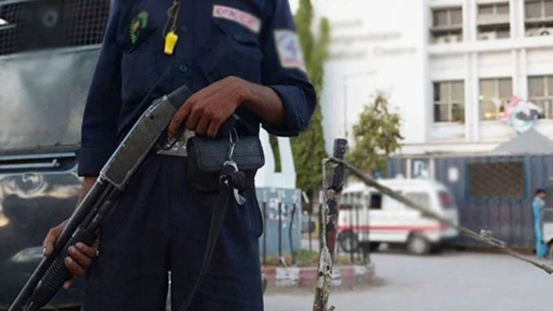 کراچی: ڈیفنس میں تنگ کرنے پر سیکیورٹی گارڈ کی فائرنگ سے 10 سالہ پھول فروش بچہ زخمی 