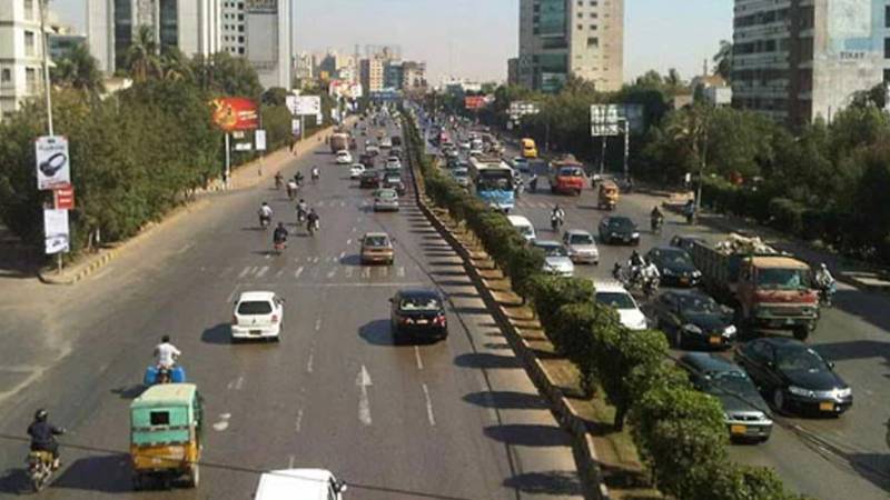 کراچی: شارع فیصل پر موٹرسائیکل اور بسوں کے لیے علیحدہ لین کی دوبارہ تخصیص کا فیصلہ 