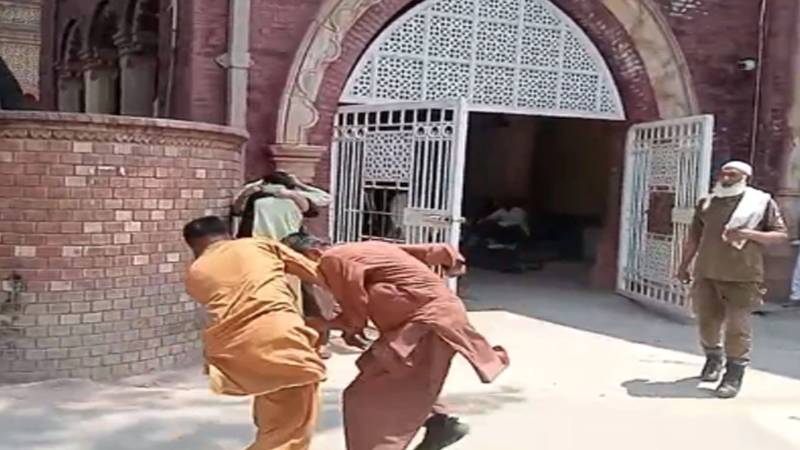 لاہور ہائیکورٹ میں تصادم، دو گروپوں کے درمیان جھڑپیں جاری 