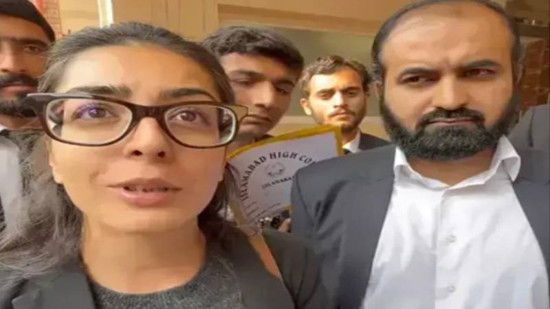 سپریم کورٹ میں ایمان مزاری اور ہادی چٹھہ کی سزا معطلی کی درخواستوں پر سماعت 12 مئی کو مقرر 