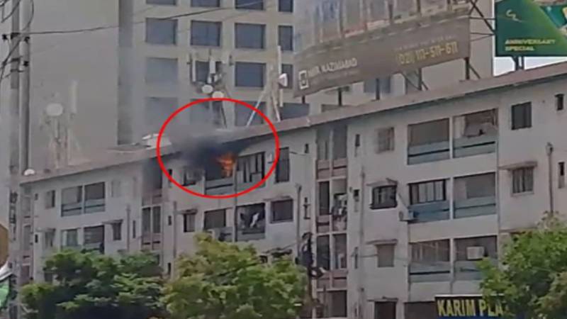 کراچی میں سوک سینٹرل سے متصل رہائشی عمارت کے فلیٹ میں آگ لگنے کا واقعہ 